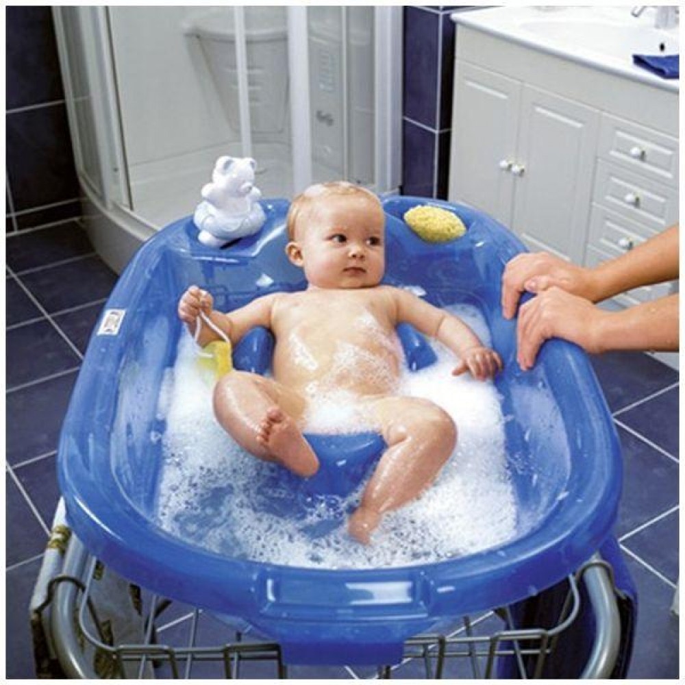 Нужна ли ванночка. Детская ванночка для купания. Ванная для купания детей. Малыш в ванне. Детская ванночка для душевой кабины.